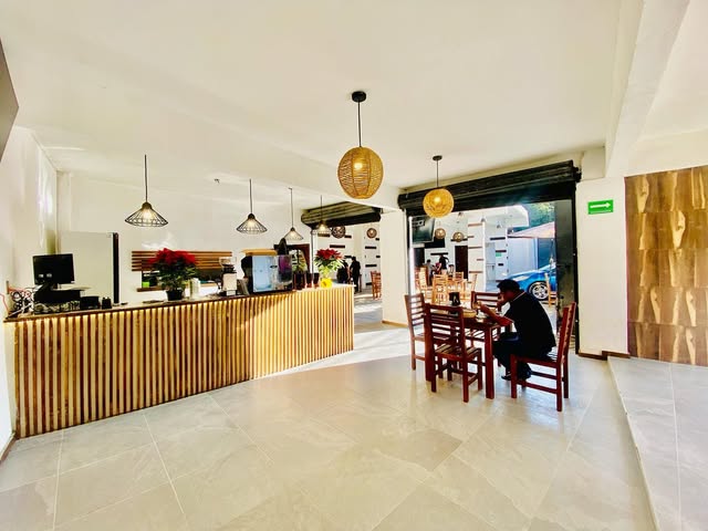 Interior de Acacia con barra de madera y lámparas de luz cálida