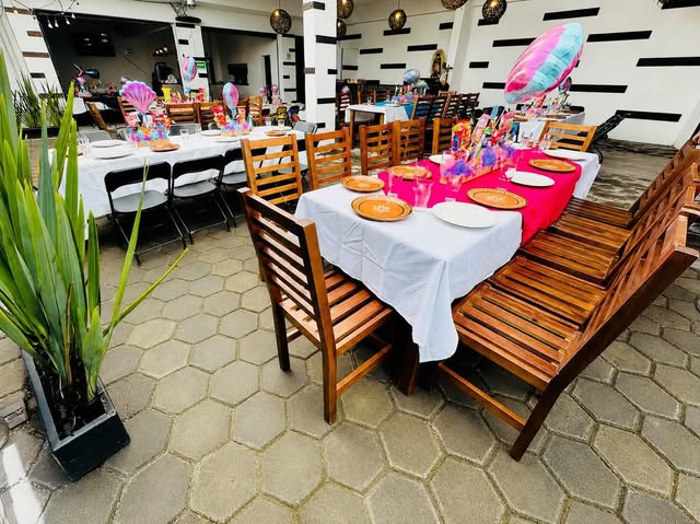 Montaje de celebración en Acacia con sillas de madera y decoración de colores